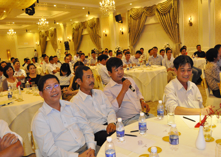 Các nhà phân phối đặt câu hỏi cho lãnh đạo PepsiCo và Ban quản trị dự án.