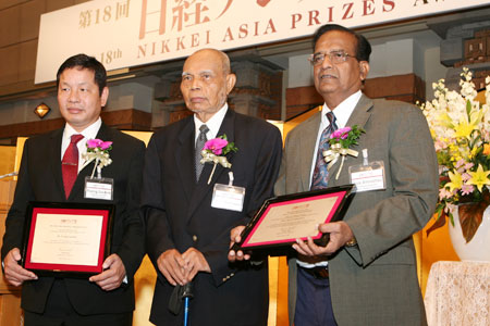 Anh Bình là người trẻ nhất (57 tuổi) trong số ba người được vinh danh tại Giải thưởng Nikkei Asia 2013. Hai người đoạt giải còn lại là Giáo sư người Ấn Độ Tejraj Aminabhavi (66 tuổi), lĩnh vực Khoa học, Kỹ thuật - Đổi mới và ông Vann Molyvann (86 tuổi), kỹ sư người Campuchia, lĩnh vực Văn hóa.