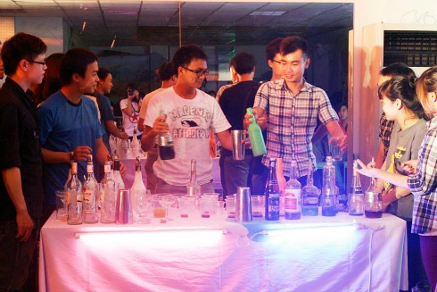 họ đã được tự tay pha chế những ly cooktail dưới sự hướng dẫn của những bartender chuyên nghiệp