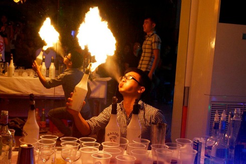 “Thursday Night – Bartender show” có sự xuất hiện của Bartender Mai Quang Hải – Quản lý Bar tại Vedette & Lounge.