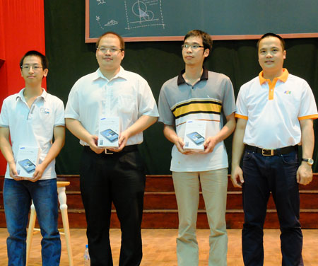 Anh Nguyễn Văn Khoa trao học bổng là Samsung Galaxy Tab 2, do Samsung tài trợ cho những sinh viên giỏi có hoàn cảnh khó khăn và tích cực tham gia hoạt động Đoàn đội. Ảnh: Lâm Thao.