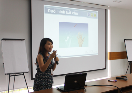 Chị Trần Lê Quỳnh Mai, cán bộ Tổng hội FPT Online, khởi động chương trình