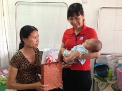 CBNV FPT Telecom chi nhánh Hải Dương đến thăm và tặng quà các bệnh nhi tại Bệnh viện Nhi thành phố Hải Dương nhân ngày 1/6. Ảnh: FOX.