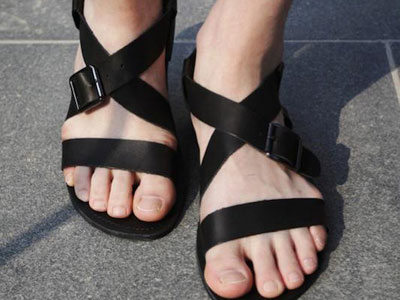 Sandal đơn giản tạo độ thoáng cho chân mà vẫn lịch sự. Ảnh: S.T