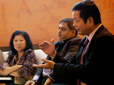 Chủ tịch HJĐQT FPT Trương Gia Bình phát biểu tại Diễn đàn kinh tế thế giới Đông Á. Ảnh: Thái Hòa.