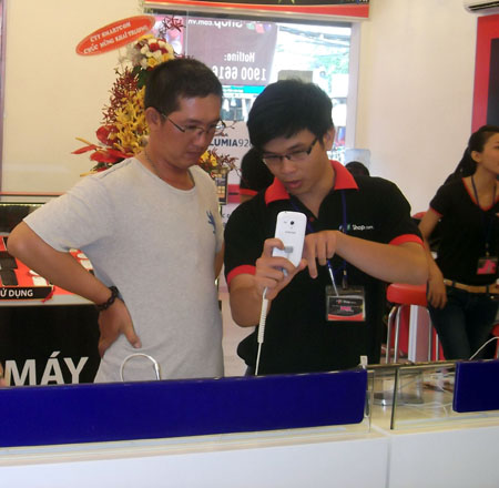 Nhân viên FPT Shop tư vấn cho khách hàng về smartphone.