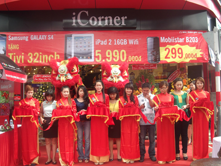 Anh Hoàng Trọng Huân (thứ 4 từ phải qua), GĐ Kinh doanh toàn quốc FPT Retail, cắt băng khai trương FPT Shop Trần Hưng Đạo.