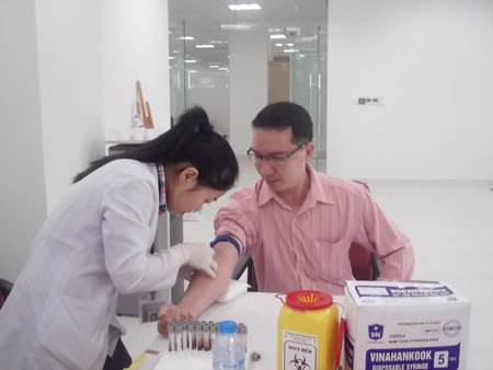 CBNV lấy mẫu máu để thực hiện xét nghiệm huyết học.