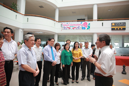 Ông Bùi Quang Ngọc, Phó Chủ tịch HĐQT Công ty Cổ phần FPT giới thiệu với các đồng chí lãnh đạo, đại biểu quốc hội... về trường đại học FPT.
