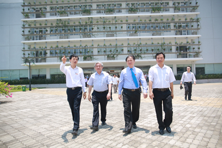 Phó Hiệu trưởng Nguyễn Việt Thắng mời Bộ trưởng Nguyễn Quân và đồng chí Phan Xuân Dũng thăm các địa điểm khác trong khuôn viên trường.