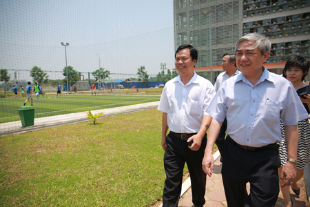 Bộ trưởng Nguyễn Quân dẫn đầu đoàn đại biểu, đi thăm quan khu tập luyện thể thao của trường