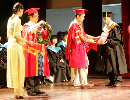 Trân trọng đón nhận thành quả của mình sau 4 năm miệt mài học tập dưới mái trường ĐH FPT.