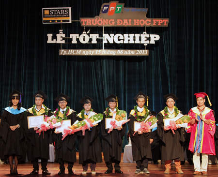 Trong buổi lễ tốt nghiệp, ĐH FPT đã trao bằng khen cho 6 sinh viên có thành tích học tập xuất sắc.