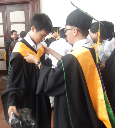 Ngày mai phải xa trường rồi, nhớ về nhau bạn nhé !