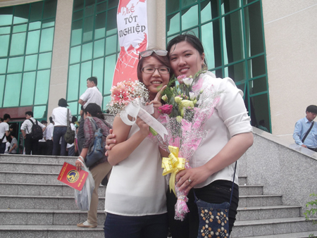 Tranh thủ chụp hình trước lúc khoác lên mình chiếc áo cử nhân.