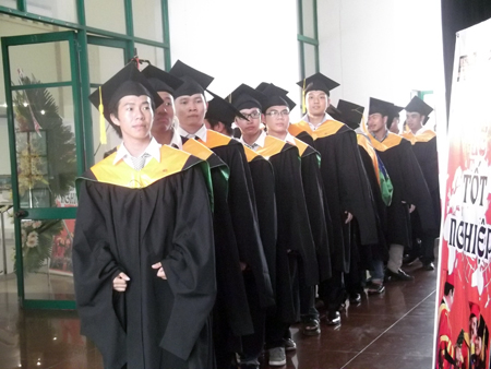 Sắp được lên sân khấu rồi, em hồi hộp quá anh ạ !