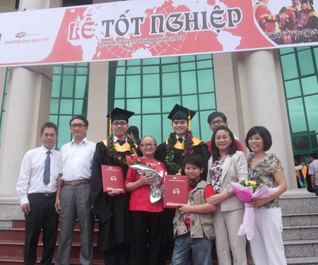 Ấm áp trong vòng tay của gia đình và bạn bè.