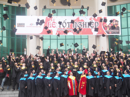 Các tân cử nhân làm lễ tung mũ trước sự chứng kiến của thầy cô và gia đình.