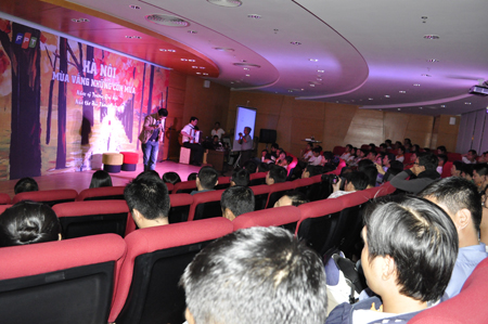 Khán giả và khách mời đắm chìm trong những nhạc khúc trữ tình của Trương Quý Hải.