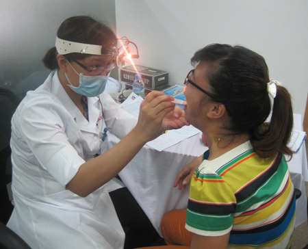 Bác sĩ thăm khám sức khỏe răng miệng cho CBNV. Ảnh: Bình Nguyên.