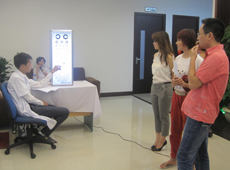 Các CBNV FPT Online Hà Nội kiểm tra thị lực tại Bệnh viện Đa khoa Medlatec.