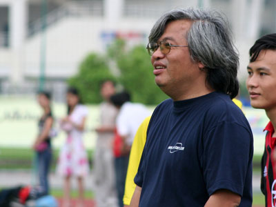 Anh Lê Thế Hùng (Rau) cổ vũ bóng đá 13/9/2006. Ảnh: S.T