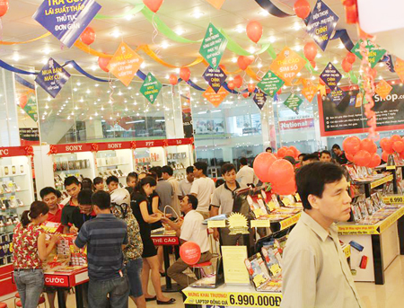 Đông đảo người dân đến tham quan, trải nghiệm và mua sắm trong ngày FPT Shop Yên Bái khai trương. Ảnh: FPT Shop.