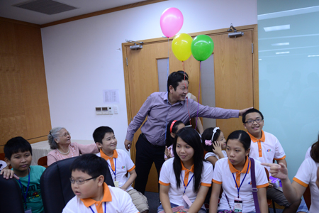 Chủ tịch HĐQT FPT Trương Gia Bình trìu mến bên các FPT Teen. Ảnh: Tuấn