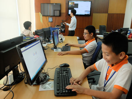 11 FPT Teen tham gia học hỏi về mạng internet. Ảnh: Lưu Vân.