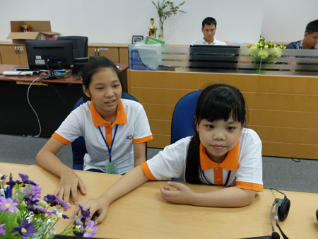 Cháu Đặng Thị Ngọc Hà (trái) rất thích thú khi lần thứ 2 lại được tham gia chương trình. Ảnh: Lưu Vân.
