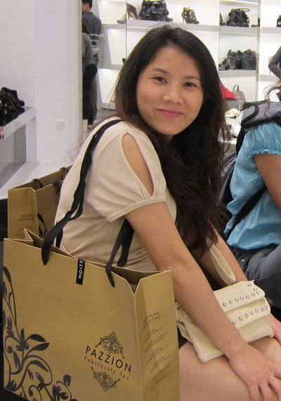 Chị Trương Thị Vân Anh, FPT Trading luôn xinh tươi trong mọi hoạt động, đặc biệt là trong khi shopping hay đi chơi với bạn bè.
