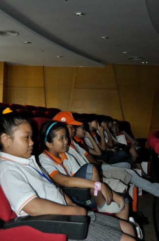Trước khi đến với nhà máy, các con tập trung nghỉ trưa bằng “tiệc” phim cùng màn đố vui có thưởng tại phòng Hội nghị của tòa nhà FPT Tân Thuận. Ảnh: Văn Nghệ.