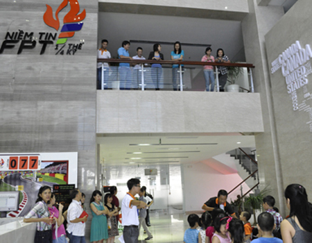 Các cô chú làm việc ở toà nhà FPT Tân Thuận cũng tò mò theo dõi chương trình và tranh thủ chụp hình, quay phim. Ảnh: Văn Nghệ.