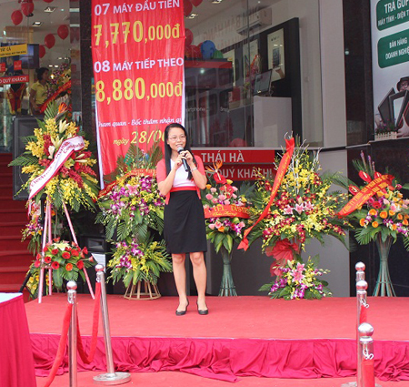 Phó TGĐ tập đoàn FPT kiêm Chủ tịch HĐQT FPT Retail phát biểu tại lễ khai trương.