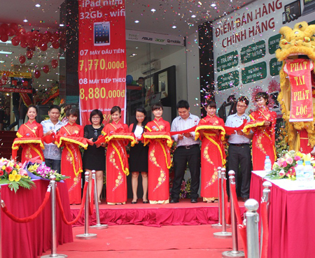 Đại diện tập đoàn và FPT Retail cùng khách mời cắt băng khai trương cửa hàng thứ 9 tại Hà Nội.