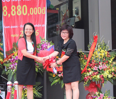 Chị Chu Thị Thanh Hà (bên trái) gửi lời cảm ơn và tặng hoa cho chị Trịnh Hoa Giang về những nỗ lực không mệt mỏi của chị đã góp phần không nhỏ vào sự phát triển của FPT Retail.
