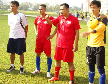 Đội trưởng Nguyễn Thanh Tân (thứ 2 từ phải qua) giới thiệu với HLV Bùi Tuấn Anh về các cầu thủ góp mặt trong tuyển FPT HCM.
