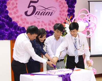 Nguyên TGĐ PFS AnhNQ cùng Ban lãnh đạo PFS cùng nhau cắt bánh mừng Sinh nhật công ty tròn 5 tuổi.