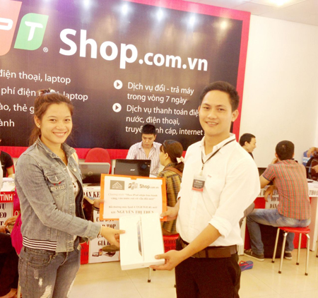 Chị Nguyễn Thị Thuỷ (thành phố Huế) vui mừng khi được bồi thường chiếc iPad wifi mới 100% khi tham gia chương trình bảo hành vàng đặc biệt của FPT Retail.