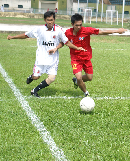 Tiền vệ trẻ Cao Hải Đăng (áo đỏ) thi đấu trong màu áo đội tuyển FPT HCM. Ảnh: Hà Dương.