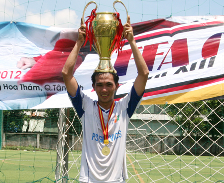 Hải Đăng cùng FPT IS vô địch FFA Cup 2012. Ảnh: NVCC.