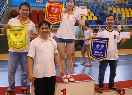 Anh Nguyễn Thanh An (hàng dưới), GĐ Trung tâm Phần mềm số 5, trao giải cho các đội giành chiến thắng trong môn thi chạy đua tập thể.