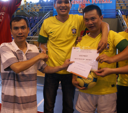 Anh Trần Trọng Minh Khoa (hàng dưới), GĐ Trung tâm Phần mềm số 3, trao giải Đội có trang phục đẹp nhất cho BU 1.