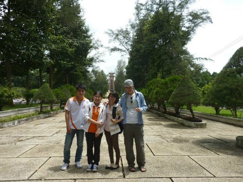Trên đường về, họ cùng ghé thăm Nghĩa trang liệt sĩ huyện Củ Chi để tỏ lòng ghi ơn với những thế hệ đã ngã xuốn vì hòa bình dân tộc.