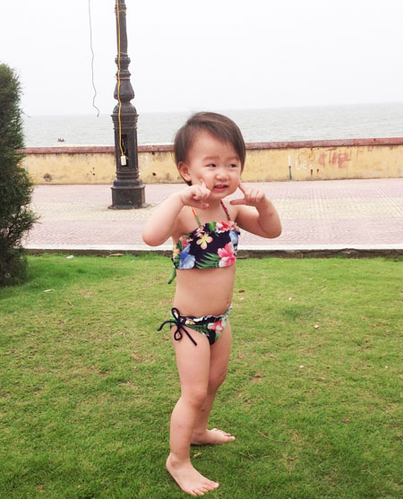 Bé Khánh An, con gái chị Nguyễn Thị Thùy Dương, FPT Software tạo dáng cùng bikini sành điệu khi về quê ngoại tắm biển và nghỉ hè.