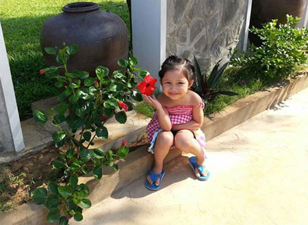 Bé Nguyễn Hoàng Phương Anh, con gái bố Nguyễn Ngọc Thành, FTG F9 tạo dáng đáng yêu và bẽn lẽn bên hoa trong kì nghỉ tại Quảng Bình.