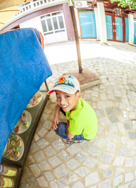 Bé trai Tạ Khánh, con bố Tạ Bảo Lưu, FPT IS tỏ ra tò mò và bỡ ngỡ trước một hàng bánh nhỏ nơi đi nghỉ mát cùng cơ quan bố.