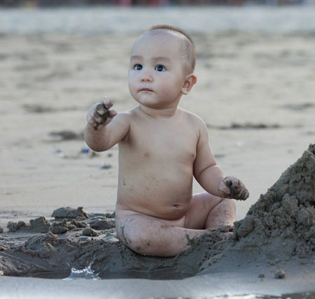 Bé Khôi Nguyên (2012) vô cùng đáng yêu khi đang nghịch cát trên bờ biển. Ảnh do chính bố của bé là anh Nguyễn Minh Hà, FPT IS chụp khi anh cùng gia đình đi nghỉ hè 2013.