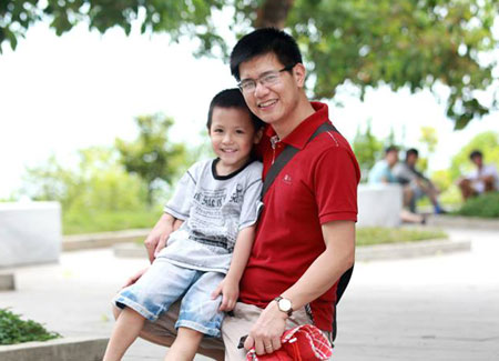 Bé La Hải Nam cùng bố La Hùng Hải, Đại học FPT tươi cười rạng rỡ trong kì nghỉ.