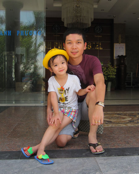 Bé Thu Lê xinh đẹp và sành điệu khi tạo dáng bên bố Bùi Lê Tuấn, FPT Software tại khu du lịch Hải Tiến, Thanh Hóa.
